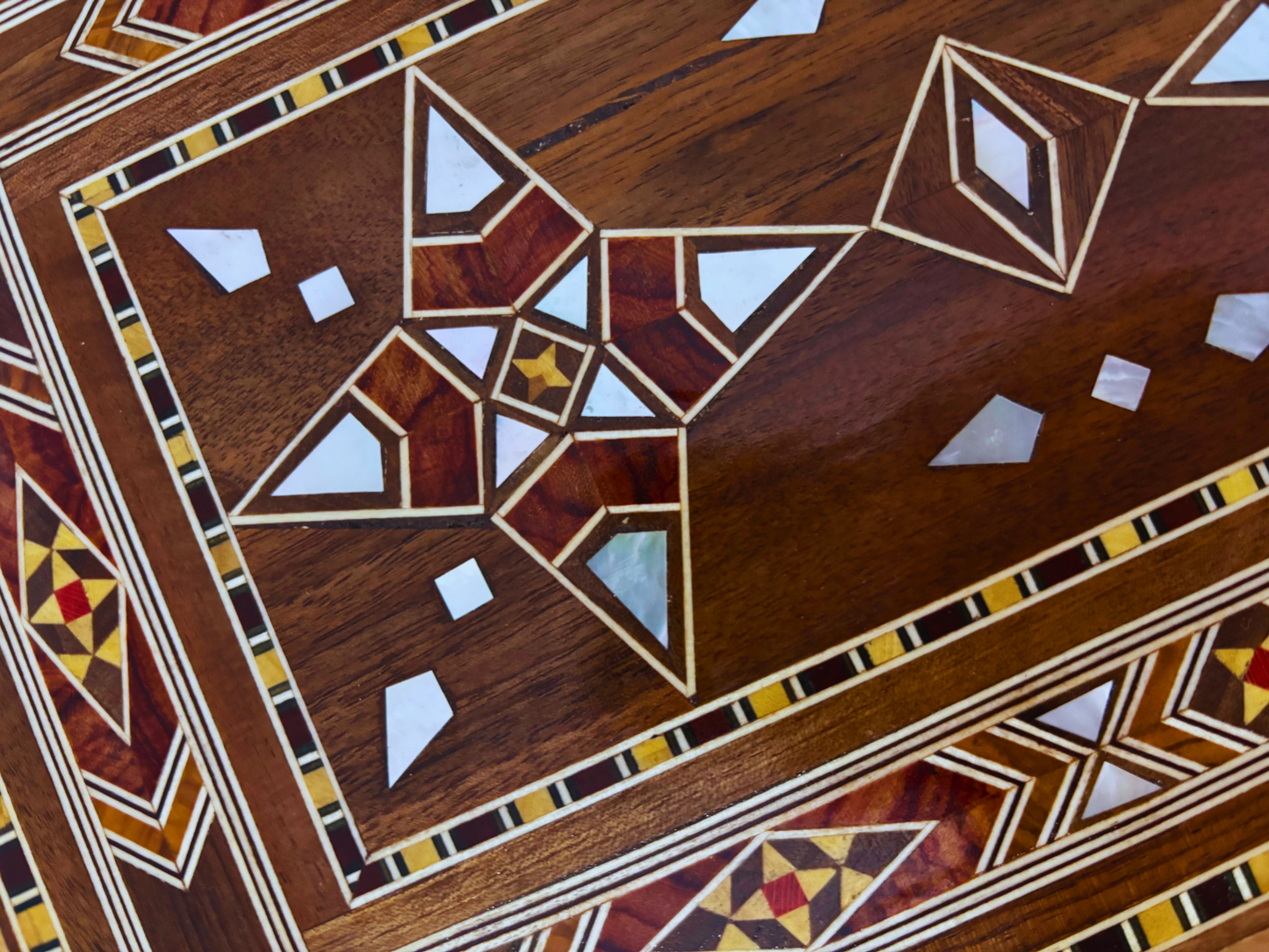 Kilitli Şam Mozaik Takı Kutusu – El Yapımı Zarif Eser