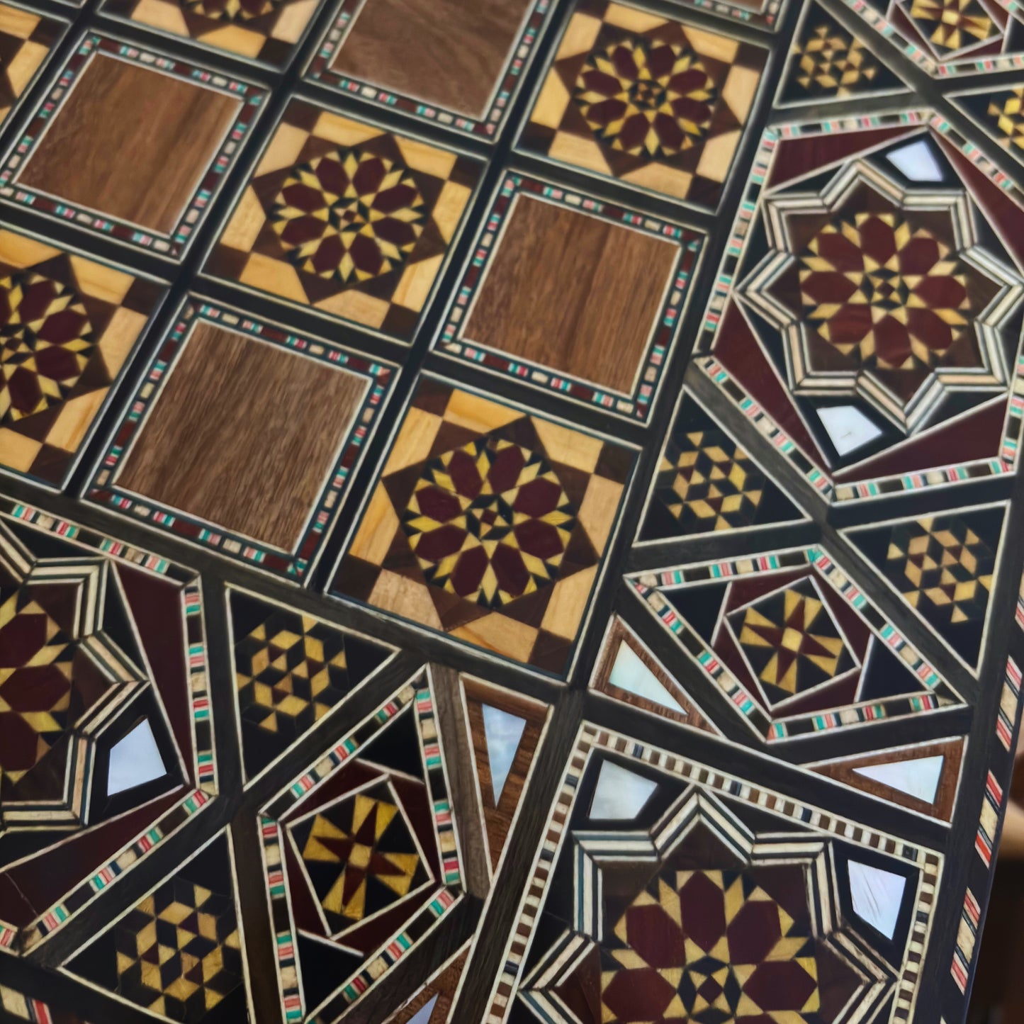 Gaby Al Dayeh Tarafından El Yapımı Şam İşlemeli Tavla ve Satranç Masası – Sedef Kakmalı Başyapıt