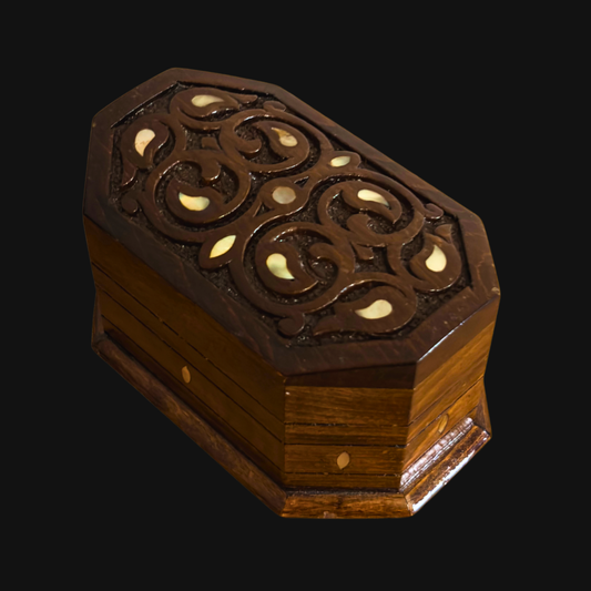El Oyması Kayın Ahşap Kutu – Ceviz Rengi ve Sedef İşlemeli