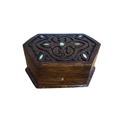 El Oyması Kayın Ahşap Kutu – Sedef ve Kadife Astar, Zamansız Doğu Tasarımı