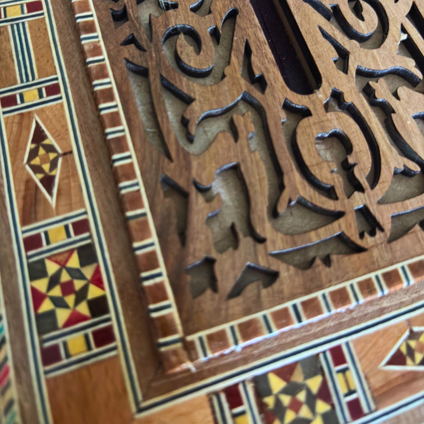 Şam Oymalı Ahşap Mendil Kutusu – Şarap Kırmızısı Kadife İç Astarlı