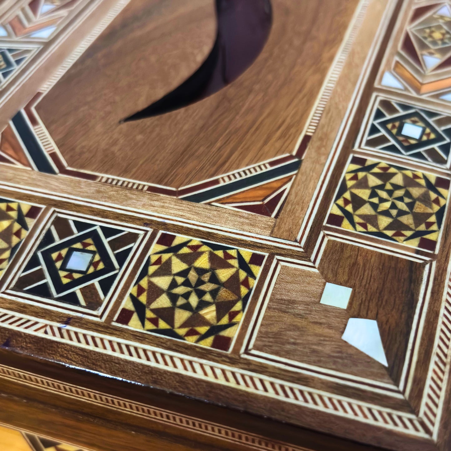 Zarif Şam Mozaikli Ahşap Mendil Kutusu – Sedef Kakma & Kadife İç Astar