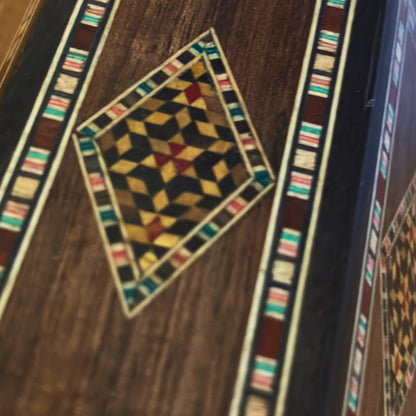 Gaby Al Dayeh Tasarımı Şam Mozaikli Ahşap Kalemlik – Doğal Ağaç & El Yapımı Zarafet