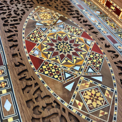 Şam Mozaikli Ahşap Tepsi – Sedef Kakma & Doğal Ağaç Tonları