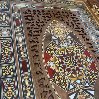 Şam Mozaikli Ahşap Tepsi – Sedef Kakma & Doğal Ağaç Tonları