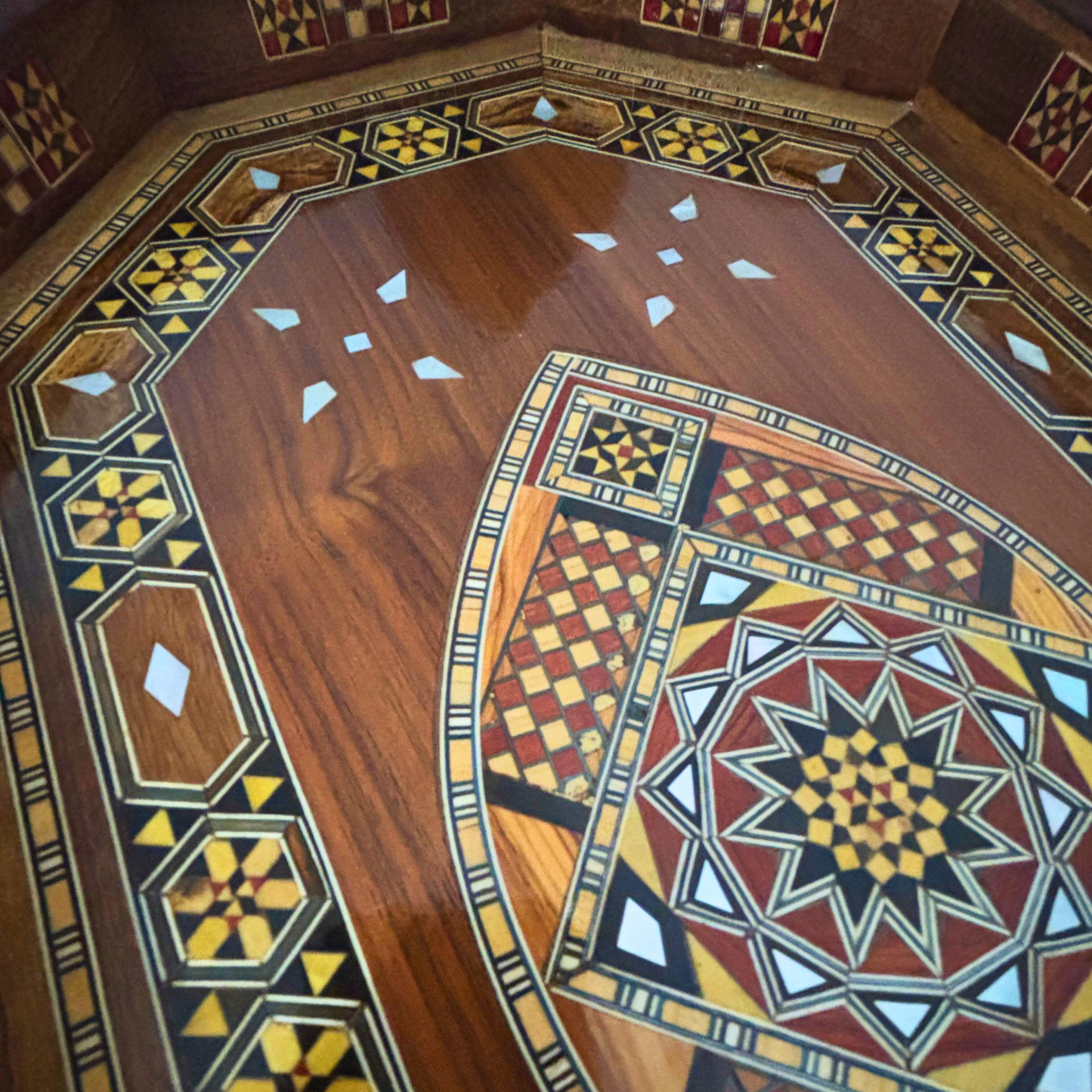 Şam Mozaikli Ahşap Tepsi – Sedef Kakma & Ceviz Tonu