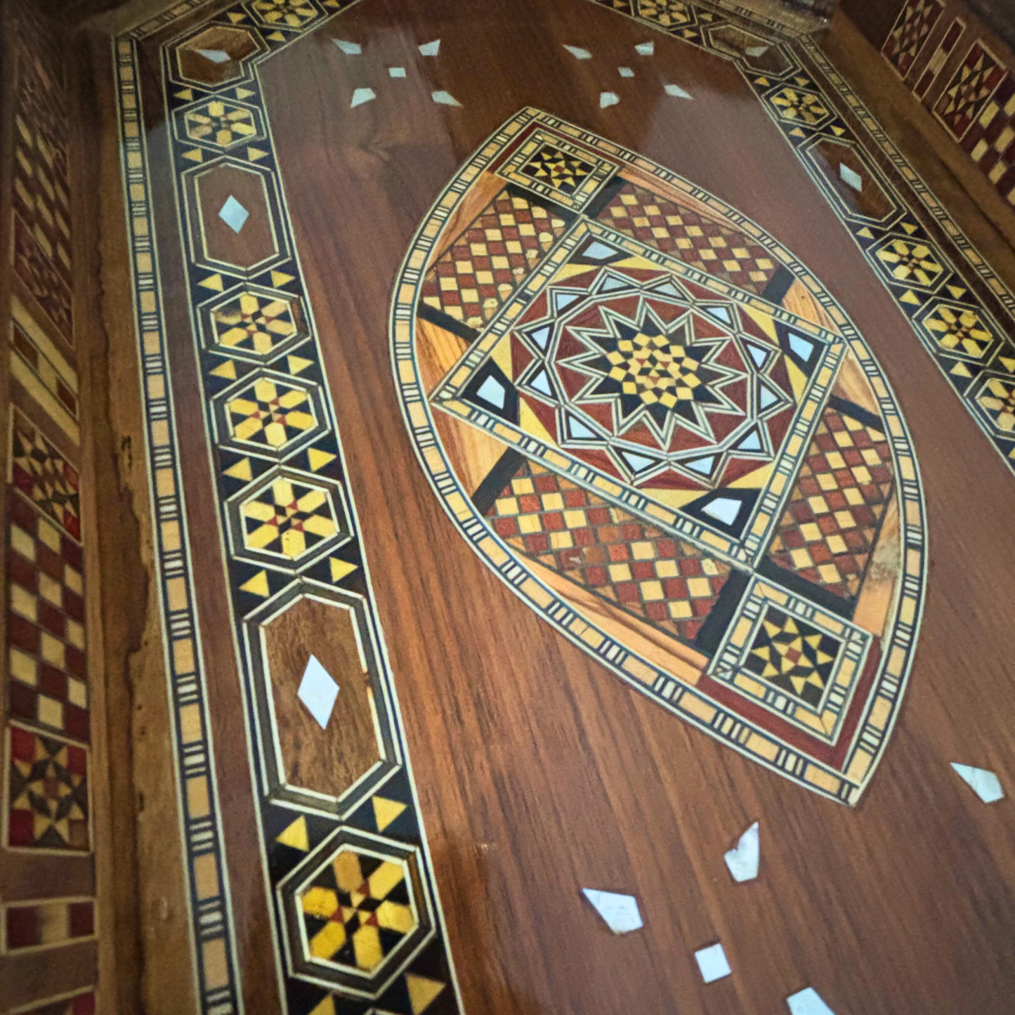 Şam Mozaikli Ahşap Tepsi – Sedef Kakma & Ceviz Tonu