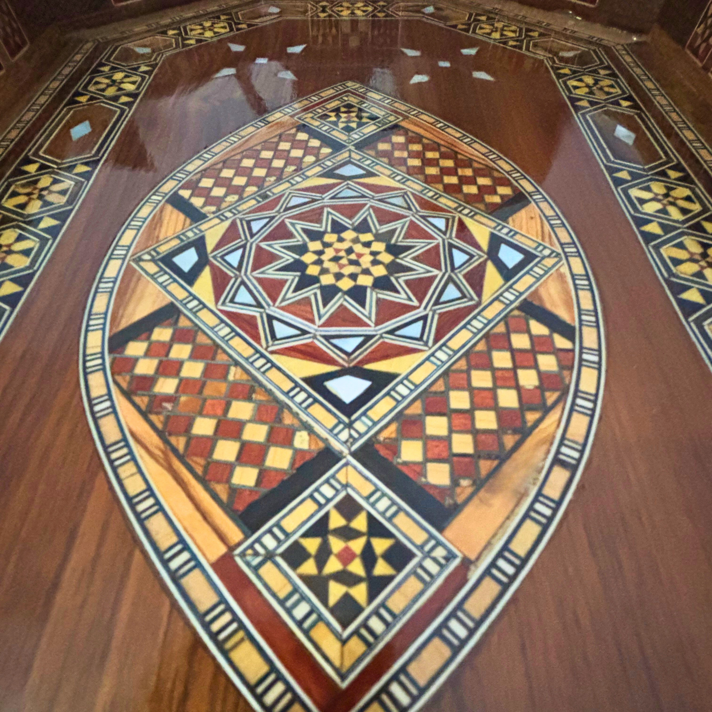 Şam Mozaikli Ahşap Tepsi – Sedef Kakma & Ceviz Tonu