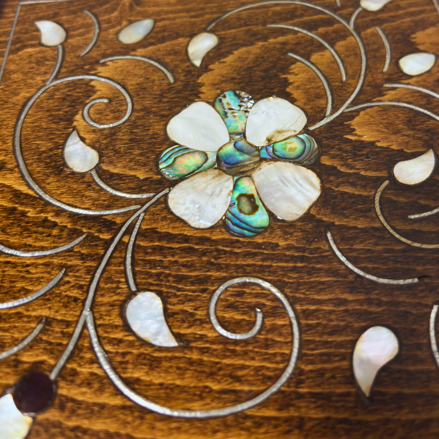 Damasceńska Szkatułka Luksusowa – Masa Perłowa & Aksamit