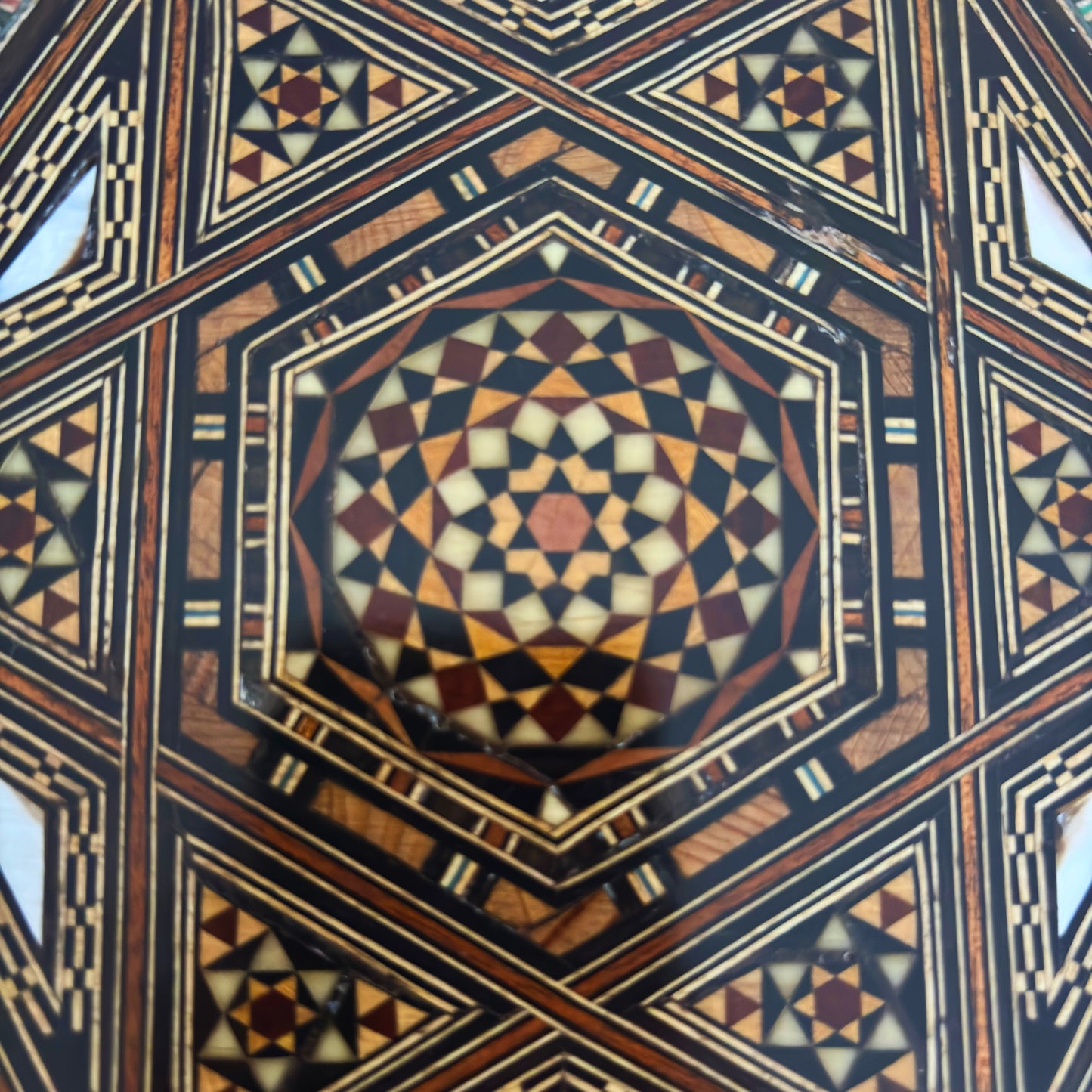 Usta Gaby Al Dayeh’ten Şam Mozaik Kutusu – Sedef ve Kadife İç Kaplama