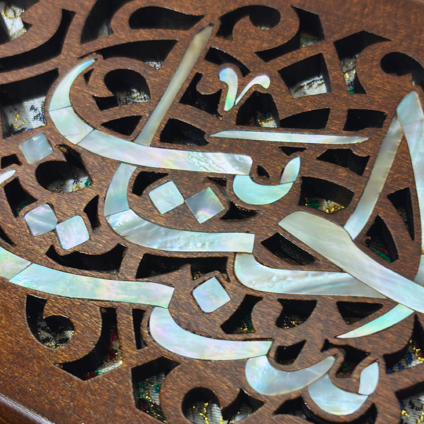 ست الحبايب – حقيبة يد فاخرة مطعّمة بالصدف وبطانة بروكار دمشقية