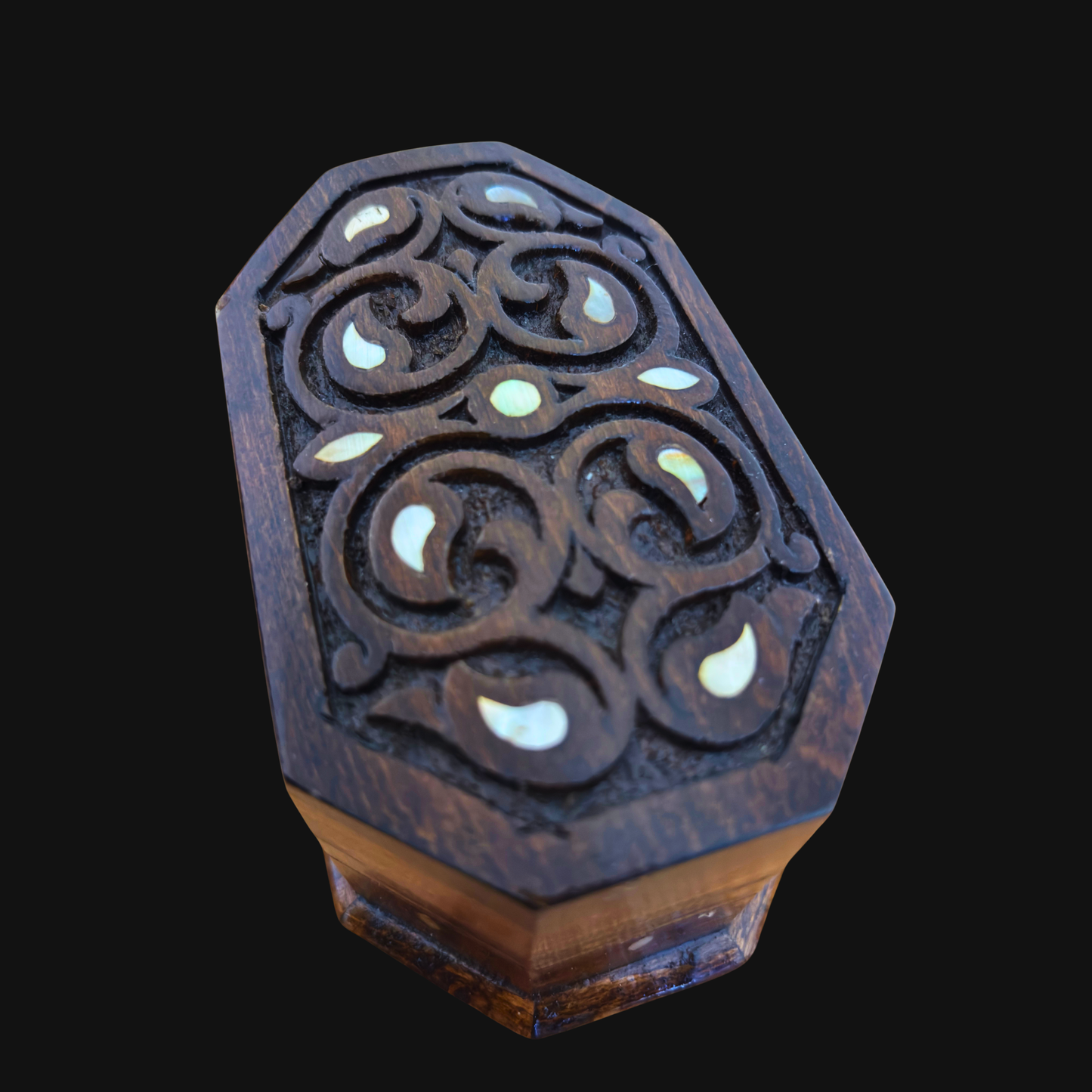 El Oyması Kayın Ahşap Kutu – Ceviz Rengi ve Sedef İşlemeli