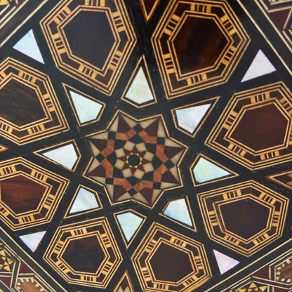 Usta Gaby Al Dayeh’ten Şam Mozaik Kutusu – Sedef ve Kadife Zarafeti