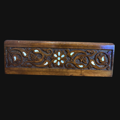 El Oyması Kayın Ahşap Peçete Kutusu – Ceviz Rengi ve Sedef İşlemeli