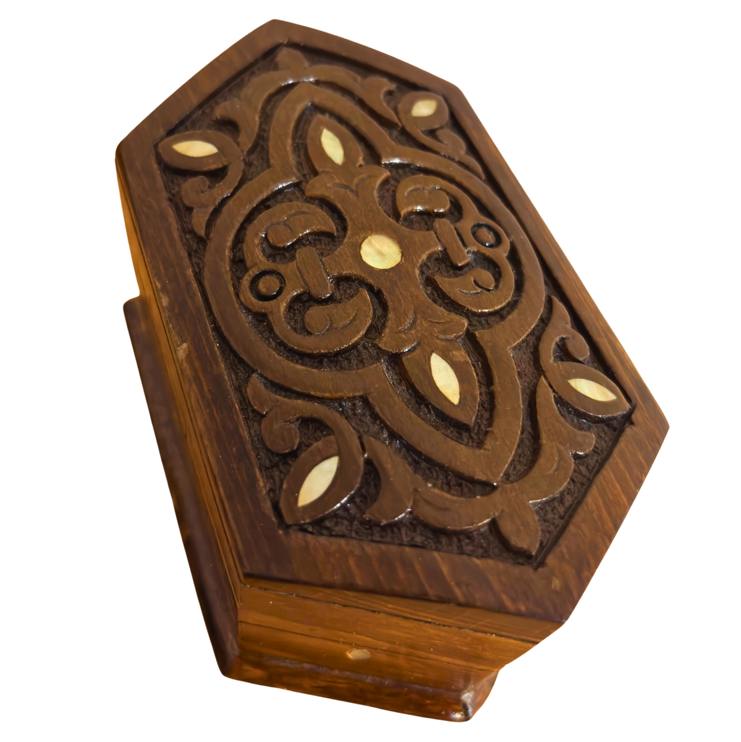 El Oyması Kayın Ahşap Kutu – Sedef ve Kadife Astar, Zamansız Doğu Tasarımı