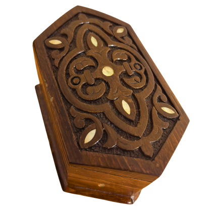 El Oyması Kayın Ahşap Kutu – Sedef ve Kadife Astar, Zamansız Doğu Tasarımı