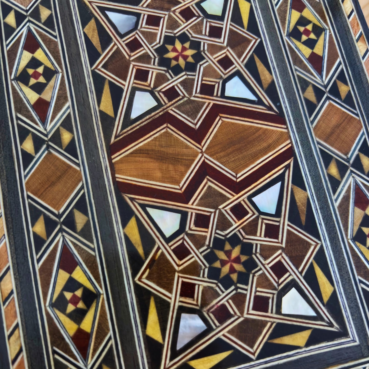 Şam Mozaik El Çantası – Sedef İşlemeli ve Kadife Astarla El Yapımı Zarafet