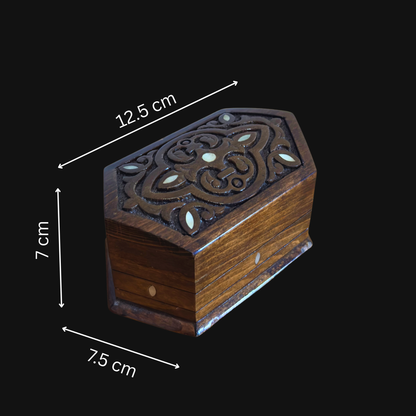 El Oyması Kayın Ahşap Kutu – Sedef ve Kadife Astar, Zamansız Doğu Tasarımı