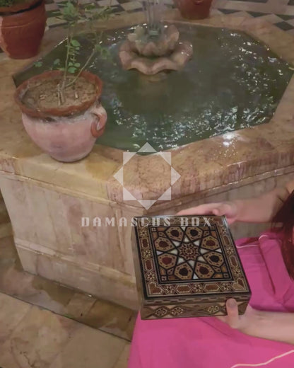 Usta Gaby Al Dayeh’ten Şam Mozaik Kutusu – Sedef ve Kadife Zarafeti