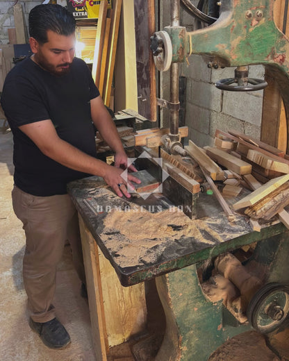 Şam Mozaikli Ahşap Tepsi – Sedef Kakma & Doğal Ağaç Tonları